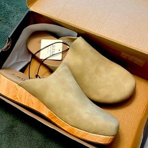 Anna clog Brand-new light beige, size 10 still in the box